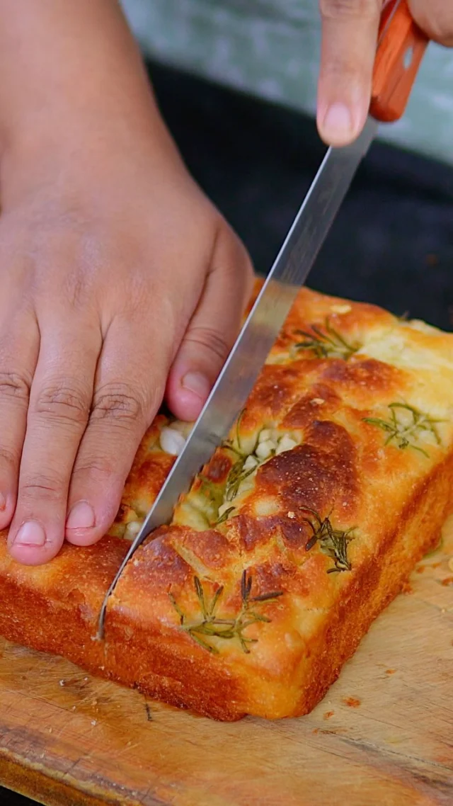 Crispy edges, fluffy inside – this Focaccia bread is pure magic!✨
Get ready for the easiest homemade bread that smells like heaven and tastes even better.

[Bake with neetu,Baking for beginners,Best focaccia recipe,Eggless baking,Eggless bread,Eggless focaccia,Eggless recipes,Fluffy focaccia,Focaccia,Focaccia art,Focaccia barese,Focaccia bread recipe,Focaccia sandwich,Garlic focaccia,Homemade bread recipe,How to make bread at home,Italian bread,Italian food,Masterchef neetu,Pizza focaccia,Rosemary focaccia,Sourdough bread recipes,Sourdough focaccia,Sourdough starter,Sweet focaccia,bread making]

#focaccia  #bakewithneetu  #homemadebread  #breadlovers  #easybakinG