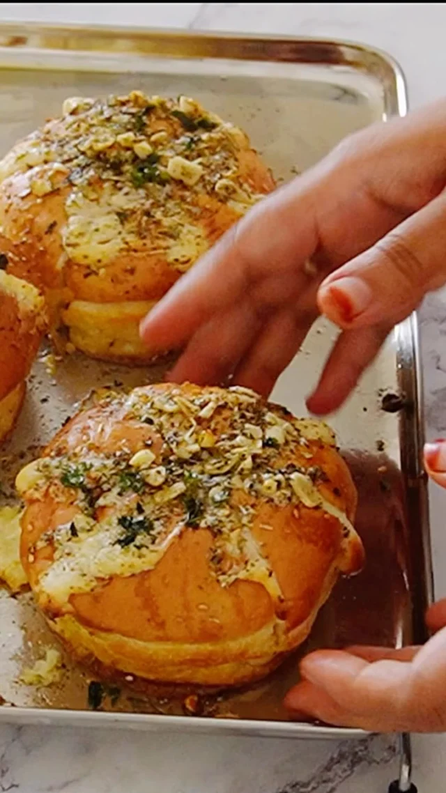 Can you believe you can make these fir just ₹25/- at home. Full recipe on YouTube @bakewithneetu  #garlicbread #homemade #streetfoodindia #makeathome #bestrecipes